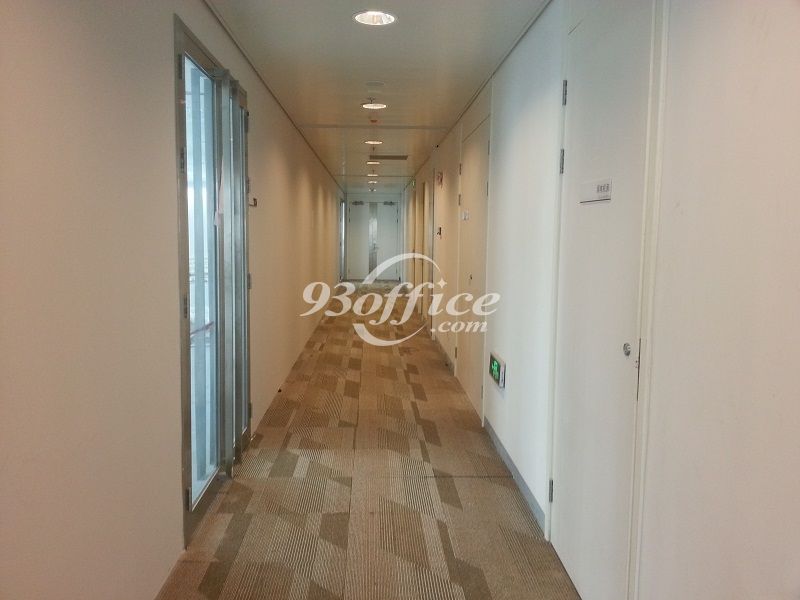 恒基688广场商务楼出租-写字楼走道