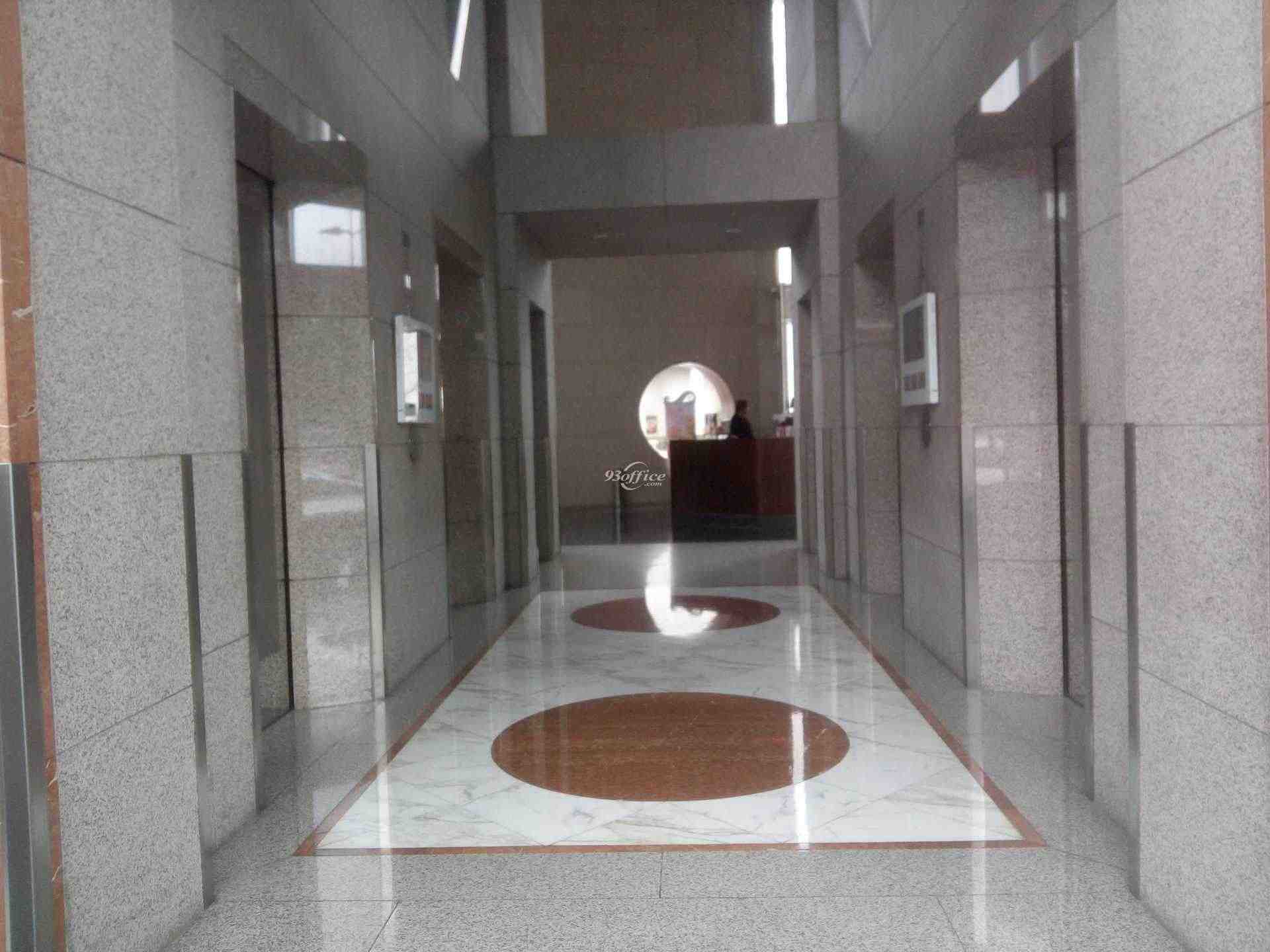 陆家嘴商务广场办公楼出租-写字楼大堂电梯